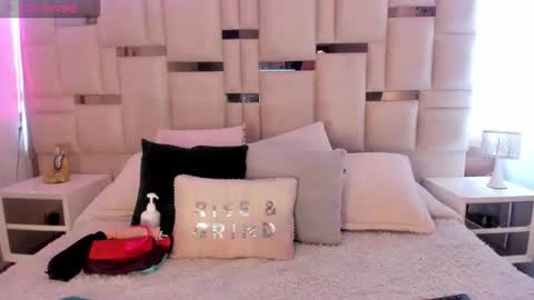 isa  rose online show from October 2025 12:05:02 PM