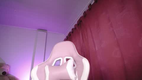 Isabella  online show from November 2025 10:48:02 AM