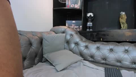 Isaac  online show from November 2025 03:55:01 PM