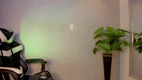 Isaac  online show from December 2025 09:45:02 PM