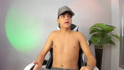 Isaac  online show from December 2025 08:27:01 PM