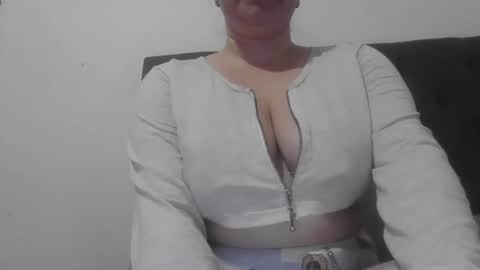 isabellaa_hills_ online show from November 2025 03:23:02 PM