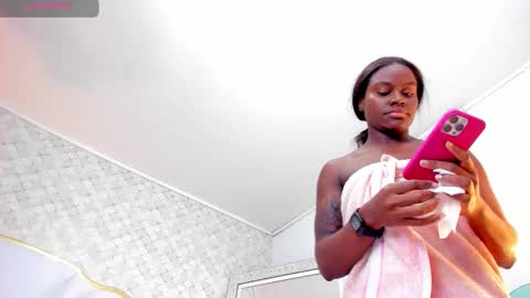 Snapshot of isabellabroms21 chatting on October 2025 09:56:01 PM    v online show from October 2025 09:56:01 PM