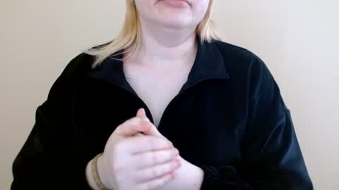 Snapshot of isla00 chatting on June 2026 06:05:01 AM Isla online show from June 2026 06:05:01 AM
