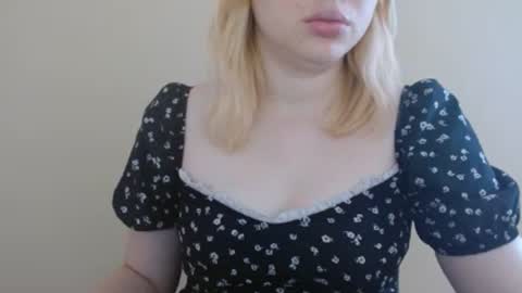Snapshot of isla00 chatting on June 2026 06:01:01 AM Isla online show from June 2026 06:01:01 AM