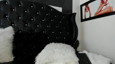 issadorajames online show from January 2025 04:21:01 PM