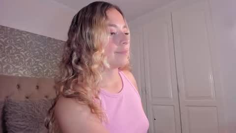 issadorajames online show from October 2025 02:29:02 PM