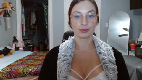 Snapshot of italiana25 chatting on December 2024 04:53:01 AM Bella Bloom online show from December 2024 04:53:01 AM