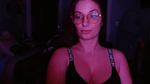 Snapshot of italiana25 chatting on December 2024 06:29:02 AM Bella Bloom online show from December 2024 06:29:02 AM
