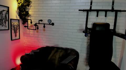 Italo Moore online show from October 2025 11:21:01 AM