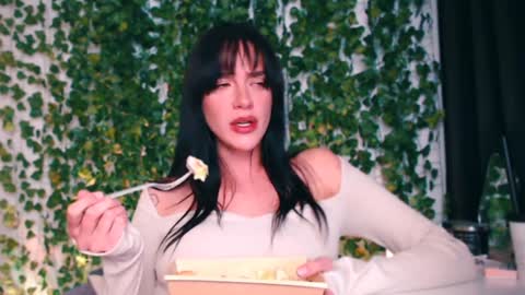 Snapshot of ivyjonson chatting on December 2024 05:00:01 PM Miss Ivy online show from December 2024 05:00:01 PM