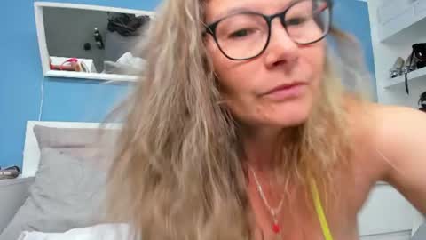 Izzy Mendosa online show from June 2026 04:30:02 AM