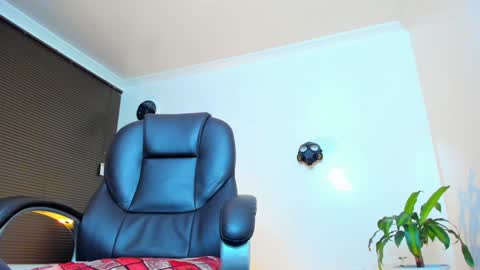 Snapshot of james_thick1 chatting on February 2025 12:07:01 AM James online show from February 2025 12:07:01 AM