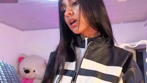 Jazmin  online show from November 2025 11:43:02 AM