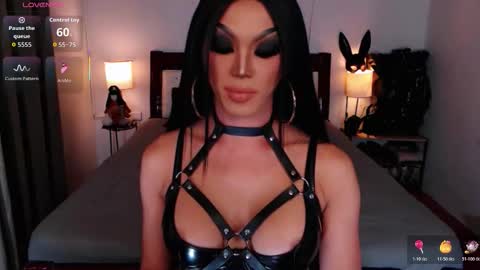 Queen Jenifer online show from October 2025 06:54:02 PM