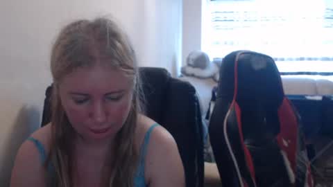 Snapshot of jenisandpeter chatting on June 2026 04:53:02 AM JenisAndPeter online show from June 2026 04:53:02 AM