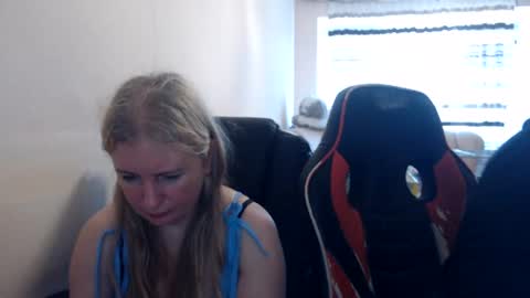 Snapshot of jenisandpeter chatting on June 2026 07:02:01 AM JenisAndPeter online show from June 2026 07:02:01 AM