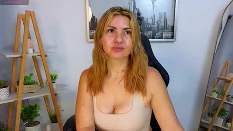 bella  adams online show from October 2025 12:25:01 AM