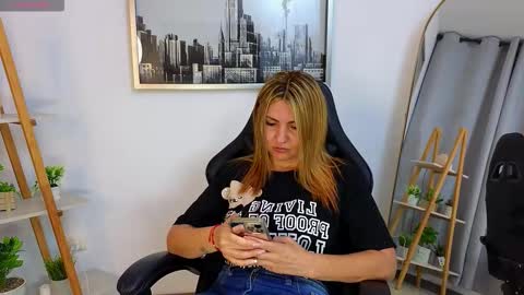 bella  adams online show from October 2025 12:02:01 AM