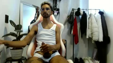 jhonsonvlatino online show from June 2026 03:32:02 PM