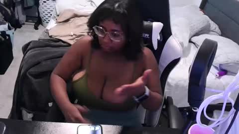 Snapshot of jigglypineapples chatting on September 2025 12:21:01 AM goldenbaby online show from September 2025 12:21:01 AM