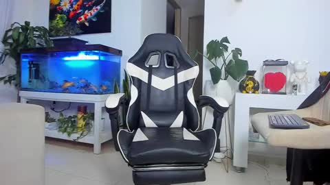 Snapshot of johnnygrayson_ chatting on October 2025 01:38:01 AM JOHNNY online show from October 2025 01:38:01 AM