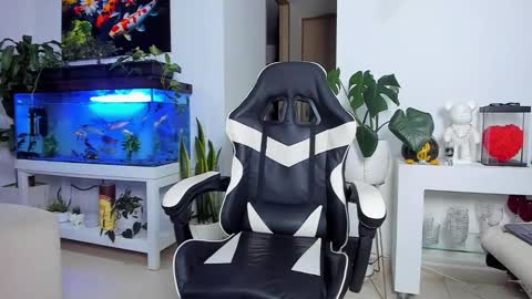 Snapshot of johnnygrayson_ chatting on November 2025 12:21:01 AM JOHNNY online show from November 2025 12:21:01 AM