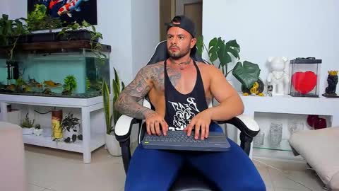 Snapshot of johnnygrayson_ chatting on November 2025 12:33:01 AM JOHNNY online show from November 2025 12:33:01 AM