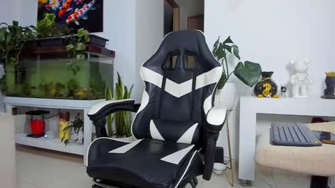 Snapshot of johnnygrayson_ chatting on November 2025 12:21:02 AM JOHNNY online show from November 2025 12:21:02 AM