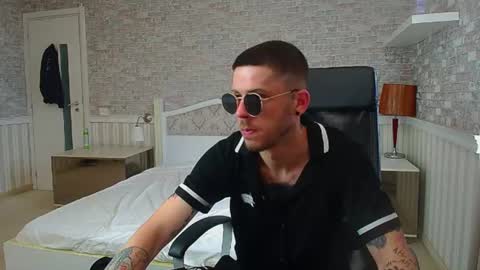 Snapshot of jonahshaw chatting on June 2026 04:11:02 AM JonahShaw online show from June 2026 04:11:02 AM