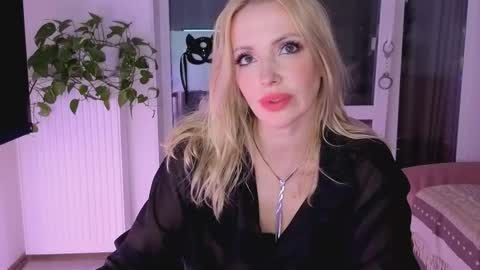 Snapshot of jugoddess chatting on September 2025 06:18:02 PM Goddess Julia online show from September 2025 06:18:02 PM