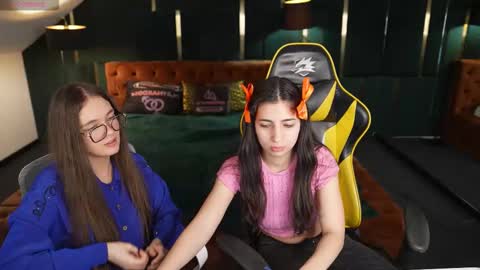 Snapshot of juicy_secrets_054 chatting on March 2026 11:49:01 AM Elza online show from March 2026 11:49:01 AM