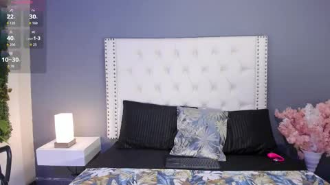 J U L IA   M A R T I N E Z online show from November 2025 11:42:01 AM