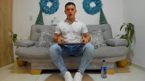 julian_wallace online show from December 2024 09:39:01 PM