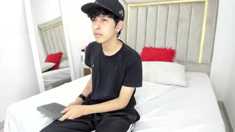 Julian online show from January 2026 07:05:02 PM