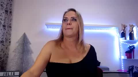 Snapshot of juliapink6 chatting on December 2025 08:25:01 PM Julia online show from December 2025 08:25:01 PM