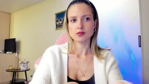 Snapshot of julie_flores chatting on October 2025 04:51:02 PM Julie online show from October 2025 04:51:02 PM