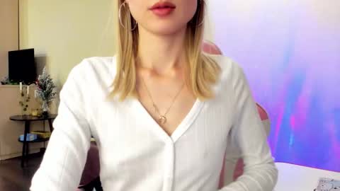 Snapshot of julie_flores chatting on November 2025 04:40:01 PM Julie online show from November 2025 04:40:01 PM