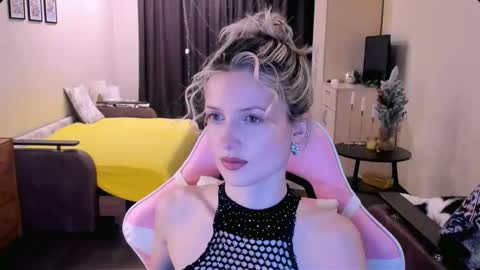 Snapshot of julie_flores chatting on November 2025 03:55:01 PM Julie online show from November 2025 03:55:01 PM