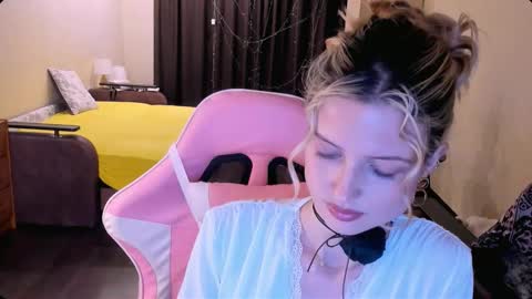 Snapshot of julie_flores chatting on November 2025 07:45:02 PM Julie online show from November 2025 07:45:02 PM