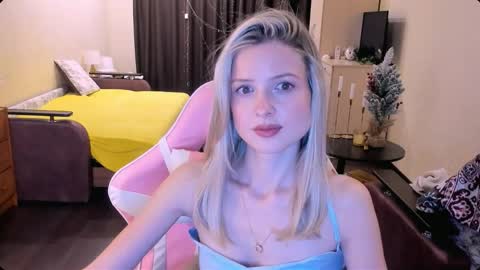 Snapshot of julie_flores chatting on November 2025 03:52:02 PM Julie online show from November 2025 03:52:02 PM