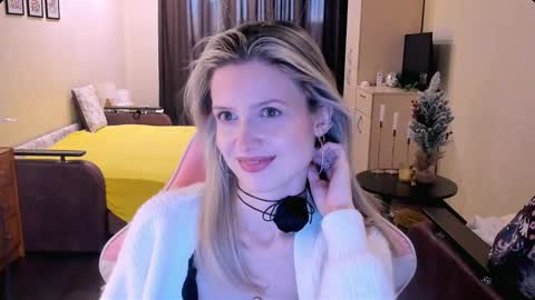 Snapshot of julie_flores chatting on November 2025 03:34:01 AM Julie online show from November 2025 03:34:01 AM