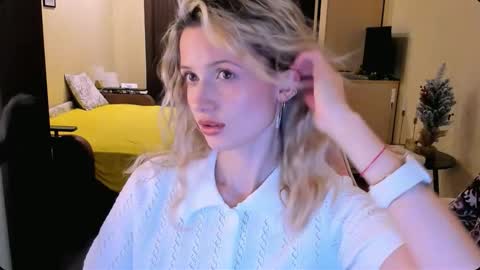 Snapshot of julie_flores chatting on November 2025 01:22:01 PM Julie online show from November 2025 01:22:01 PM