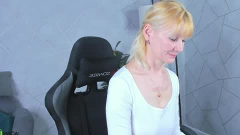 Snapshot of julie_lucasss chatting on April 2026 12:45:02 AM Julie Lucasss online show from April 2026 12:45:02 AM