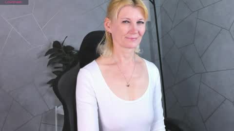 Snapshot of julie_lucasss chatting on April 2026 12:27:01 AM Julie Lucasss online show from April 2026 12:27:01 AM