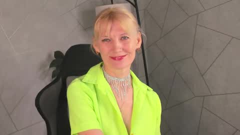 Snapshot of julie_lucasss chatting on May 2026 12:30:02 AM Julie Lucasss online show from May 2026 12:30:02 AM