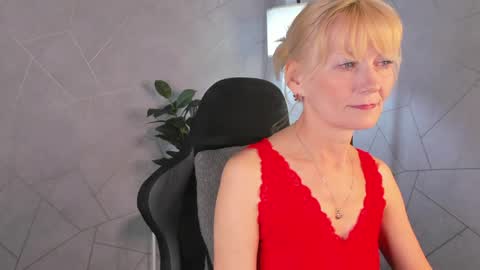 Snapshot of julie_lucasss chatting on May 2026 12:06:02 AM Julie Lucasss online show from May 2026 12:06:02 AM