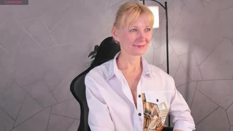 Snapshot of julie_lucasss chatting on May 2026 12:17:01 AM Julie Lucasss online show from May 2026 12:17:01 AM