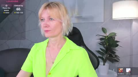 Snapshot of julie_lucasss chatting on June 2026 11:41:02 PM Julie Lucasss online show from June 2026 11:41:02 PM
