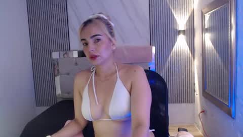 Snapshot of julieta__fox_ chatting on June 2026 07:20:01 PM julieta__fox_ online show from June 2026 07:20:01 PM